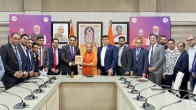 लखनऊ में कैनेडियन हिंदू चैंबर्स ऑफ कॉमर्स के 24 सदस्यीय प्रतिनिधिमंडल ने रविवार को योगी आदित्यनाथ से मुलाकात की। संस्थापक अध्यक्ष नरेश कुमार चावड़ा के नेतृत्व में आए प्रतिनिधिमंडल ने उत्तर प्रदेश में एमएसएमई, धार्मिक पर्यटन और हॉस्पिटैलिटी सेक्टर में निवेश की इच्छा जताई। मुख्यमंत्री ने सरकार की ओर से हरसंभव सहयोग का आश्वासन दिया और प्रतिनिधियों को अयोध्या, काशी विश्वनाथ धाम और प्रयागराज के भ्रमण का आमंत्रण दिया।