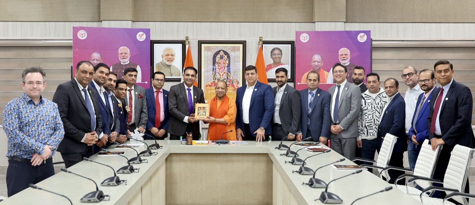 लखनऊ में कैनेडियन हिंदू चैंबर्स ऑफ कॉमर्स के 24 सदस्यीय प्रतिनिधिमंडल ने रविवार को योगी आदित्यनाथ से मुलाकात की। संस्थापक अध्यक्ष नरेश कुमार चावड़ा के नेतृत्व में आए प्रतिनिधिमंडल ने उत्तर प्रदेश में एमएसएमई, धार्मिक पर्यटन और हॉस्पिटैलिटी सेक्टर में निवेश की इच्छा जताई। मुख्यमंत्री ने सरकार की ओर से हरसंभव सहयोग का आश्वासन दिया और प्रतिनिधियों को अयोध्या, काशी विश्वनाथ धाम और प्रयागराज के भ्रमण का आमंत्रण दिया।