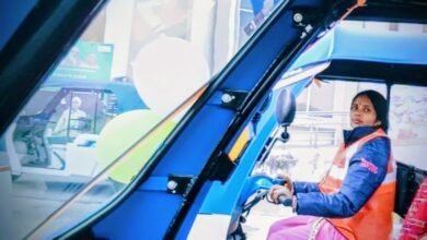 मुख्यमंत्री योगी आदित्यनाथ के महिला सशक्तिकरण विजन से गोरखपुर की मंशा देवी ने आत्मनिर्भरता की नई कहानी लिखी है। स्वयं सहायता समूह और सेफ मोबिलिटी कार्यक्रम से जुड़कर वे एक वर्ष में लखपति दीदी बनीं और 60 से अधिक महिलाओं को रोजगार से जोड़ा। अब वे 26 जनवरी को नई दिल्ली में नरेंद्र मोदी से मुलाकात करेंगी।