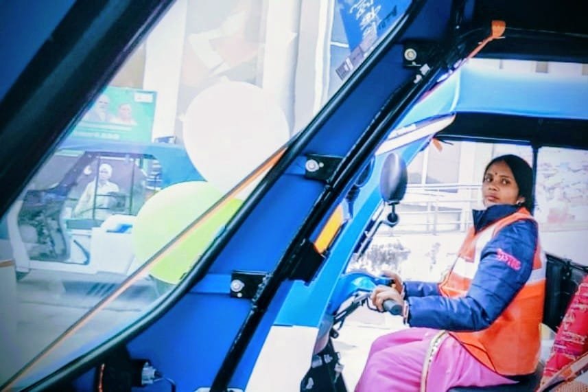 मुख्यमंत्री योगी आदित्यनाथ के महिला सशक्तिकरण विजन से गोरखपुर की मंशा देवी ने आत्मनिर्भरता की नई कहानी लिखी है। स्वयं सहायता समूह और सेफ मोबिलिटी कार्यक्रम से जुड़कर वे एक वर्ष में लखपति दीदी बनीं और 60 से अधिक महिलाओं को रोजगार से जोड़ा। अब वे 26 जनवरी को नई दिल्ली में नरेंद्र मोदी से मुलाकात करेंगी।