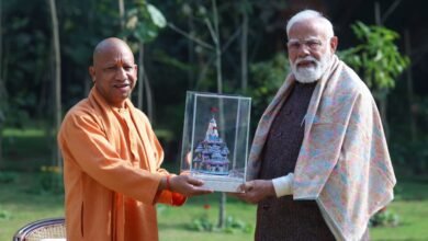 मुख्यमंत्री योगी आदित्यनाथ ने दिल्ली में प्रधानमंत्री नरेन्द्र मोदी को गुलाबी मीनाकारी से निर्मित भगवान श्रीराम मंदिर की भव्य अनुकृति भेंट की। यह काशी की पारंपरिक हस्तकला, सनातन आस्था और ‘वोकल फॉर लोकल’ का सांस्कृतिक संदेश है। 108 दिनों में बनी यह कलाकृति जीआई टैग प्राप्त गुलाबी मीनाकारी की शिखर अभिव्यक्ति है, जिसे ओडीओपी योजना से नई पहचान और वैश्विक मंच मिला है।