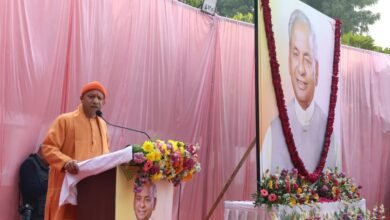 मुख्यमंत्री योगी आदित्यनाथ ने पूर्व मुख्यमंत्री एवं राज्यपाल कल्याण सिंह की 94वीं जयंती पर उनके चित्र पर पुष्पांजलि अर्पित कर श्रद्धांजलि दी। सीएम योगी ने कहा कि ‘बाबू जी’ ने उत्तर प्रदेश को सुशासन, विकास और राष्ट्रवादी चेतना की नई दिशा दी। सत्ता त्याग कर भी उन्होंने प्रभु श्रीराम और जनभावनाओं के प्रति अपने कर्तव्य को सर्वोपरि रखा, जिससे उनका कार्यकाल इतिहास में स्वर्णिम रूप से दर्ज है।