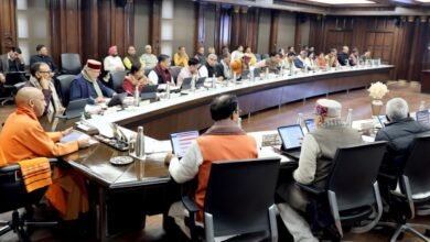 लखनऊ में योगी आदित्यनाथ की अध्यक्षता में हुई कैबिनेट बैठक में पारिवारिक संपत्ति हस्तांतरण को आसान और सस्ता बनाने का बड़ा निर्णय लिया गया। अब परिवार के सदस्यों के बीच व्यावसायिक व औद्योगिक संपत्तियों के दान पर भी अधिकतम ₹5,000 स्टाम्प शुल्क लगेगा। रवींद्र जायसवाल ने बताया कि पैतृक संपत्ति बंटवारे और किराया रजिस्ट्रेशन में भी भारी शुल्क कटौती की गई है, जिससे आम जनता को बड़ी राहत मिलेगी।