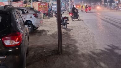 देवरिया के भलुअनी नगर पंचायत में जलभराव की समस्या से निजात के लिए शासन ने ₹1 करोड़ की लागत से 400 मीटर नाला निर्माण को मंजूरी दी है। गांधी चौक से पेट्रोल पंप तक बनने वाले इस नाले से बरसाती व प्रदूषित जल की निकासी आसान होगी। नगर पंचायत अध्यक्ष देवेश कुमार ने इसे नगर के लिए बड़ी राहत बताया।