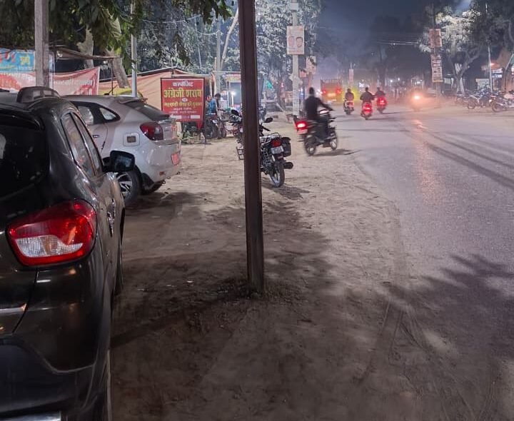 देवरिया के भलुअनी नगर पंचायत में जलभराव की समस्या से निजात के लिए शासन ने ₹1 करोड़ की लागत से 400 मीटर नाला निर्माण को मंजूरी दी है। गांधी चौक से पेट्रोल पंप तक बनने वाले इस नाले से बरसाती व प्रदूषित जल की निकासी आसान होगी। नगर पंचायत अध्यक्ष देवेश कुमार ने इसे नगर के लिए बड़ी राहत बताया।