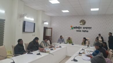 भटनी, देवरिया क्षेत्र में छोटी गंडक नदी से हर वर्ष आने वाली बाढ़ और तट कटान की समस्या को लेकर ठोस पहल शुरू हुई है। सुरेंद्र चौरसिया ने जर्जर तटबंधों को मजबूत करने हेतु 2025–26 में प्रशासनिक एवं वित्तीय स्वीकृति की मांग की है। इससे किसानों और गांवों को राहत मिलने की उम्मीद है।