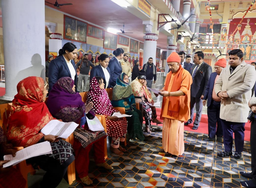 गोरखपुर प्रवास के दौरान मुख्यमंत्री योगी आदित्यनाथ ने गोरखनाथ मंदिर में आयोजित जनता दर्शन में विभिन्न जिलों से आए करीब 150 लोगों की समस्याएं सुनीं। उन्होंने भरोसा दिलाया कि सरकार हर पीड़ित के साथ खड़ी है। गंभीर बीमारियों के इलाज के लिए आर्थिक मदद, भूमि विवाद और कानून-व्यवस्था से जुड़े मामलों के शीघ्र निस्तारण के निर्देश दिए। मंदिर प्रवास के दौरान उन्होंने पूजा-अर्चना, गोसेवा और बच्चों से संवाद भी किया।