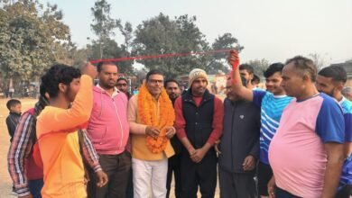 देवरिया के भलुअनी क्षेत्र स्थित बहोर धनौती गांव में चल रहे जिलास्तरीय फुटबॉल टूर्नामेंट के चौथे दिन बहोर धनौती ने महुई पांडेय को 3–0 से पराजित किया। विकास राजभर ने दो और शम्स परवेज ने एक गोल किया। मुख्य अतिथि विनोद सिंह गुड्डू ने खिलाड़ियों का उत्साहवर्धन किया।