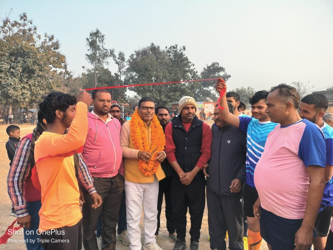 देवरिया के भलुअनी क्षेत्र स्थित बहोर धनौती गांव में चल रहे जिलास्तरीय फुटबॉल टूर्नामेंट के चौथे दिन बहोर धनौती ने महुई पांडेय को 3–0 से पराजित किया। विकास राजभर ने दो और शम्स परवेज ने एक गोल किया। मुख्य अतिथि विनोद सिंह गुड्डू ने खिलाड़ियों का उत्साहवर्धन किया।