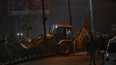 नयी दिल्ली में Delhi High Court के आदेश पर Municipal Corporation of Delhi ने रामलीला मैदान के पास Turkman Gate स्थित फैज-ए-इलाही मस्जिद के आसपास अवैध ढांचों पर बुधवार तड़के कार्रवाई की। अभियान के दौरान 25–30 लोगों ने पथराव किया, जिससे पांच पुलिसकर्मी घायल हुए। Delhi Police ने आंसू गैस का सीमित इस्तेमाल कर स्थिति संभाली। एक बैंक्वेट हॉल व दवाखाना ध्वस्त किए गए। दोषियों पर कार्रवाई होगी।