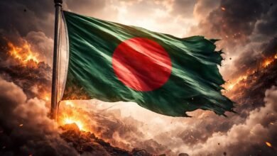 नई दिल्ली/ढाका। बांग्लादेश के पूर्व विदेश मंत्री ए के अब्दुल मोमेन ने आगाह किया है कि यदि बांग्लादेश पाकिस्तान और चीन के साथ अत्यधिक नजदीकी बढ़ाता है और धार्मिक कट्टरवाद को पनपने देता है, तो देश गंभीर भू-राजनीतिक संकट में फंस सकता है। उन्होंने कहा कि इससे आर्थिक गतिविधियों में ठहराव, अंतरराष्ट्रीय मंचों पर अलगाव, भारत सहित उदार पड़ोसियों से दूरी और जिहादी प्रवृत्तियों के उभार का खतरा बढ़ेगा। मोमेन ने शेख हसीना के शासनकाल को स्थिरता और विकास का स्वर्णिम दौर बताते हुए चेताया कि संतुलित कूटनीति से विचलन बांग्लादेश की धर्मनिरपेक्ष पहचान के लिए घातक हो सकता है।