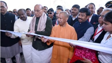 रक्षा मंत्री राजनाथ सिंह ने लखनऊ में अशोक लेलैंड की इलेक्ट्रिक वाहन निर्माण इकाई के उद्घाटन पर कहा कि यह यूनिट उत्तर प्रदेश को औद्योगिक विकास, स्वच्छ-हरित परिवहन और भविष्य की तकनीक में अग्रणी बनाएगी। उन्होंने नरेंद्र मोदी के नेतृत्व और मुख्यमंत्री योगी आदित्यनाथ की नीतियों की सराहना की। कार्यक्रम में एच.डी. कुमारस्वामी भी मौजूद रहे।