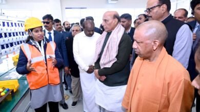 उत्तर प्रदेश की राजधानी लखनऊ में अशोक लेलैंड के नए इलेक्ट्रिक वाहन विनिर्माण संयंत्र के उद्घाटन से औद्योगिक विकास को नई गति मिली है। कंपनी के चेयरमैन धीरज हिंदुजा ने कहा कि योगी आदित्यनाथ सरकार की ईज ऑफ डूइंग बिजनेस नीति, मजबूत कानून व्यवस्था और प्रशासनिक सहयोग से यह परियोजना रिकॉर्ड समय में पूरी हो सकी। यह संयंत्र रोजगार, निवेश और स्वच्छ ऊर्जा आधारित परिवहन को बढ़ावा देगा।