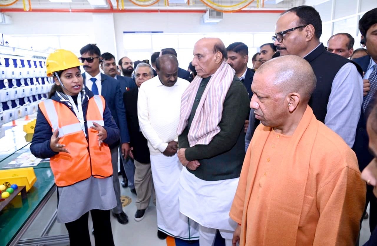 उत्तर प्रदेश की राजधानी लखनऊ में अशोक लेलैंड के नए इलेक्ट्रिक वाहन विनिर्माण संयंत्र के उद्घाटन से औद्योगिक विकास को नई गति मिली है। कंपनी के चेयरमैन धीरज हिंदुजा ने कहा कि योगी आदित्यनाथ सरकार की ईज ऑफ डूइंग बिजनेस नीति, मजबूत कानून व्यवस्था और प्रशासनिक सहयोग से यह परियोजना रिकॉर्ड समय में पूरी हो सकी। यह संयंत्र रोजगार, निवेश और स्वच्छ ऊर्जा आधारित परिवहन को बढ़ावा देगा।