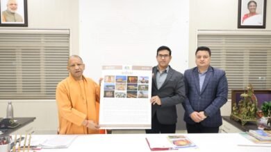 लखनऊ में मुख्यमंत्री योगी आदित्यनाथ ने “अयोध्या कैलेंडर” का अनावरण किया। उन्होंने कहा कि यह कैलेंडर अयोध्या की आध्यात्मिक ऊर्जा, सांस्कृतिक वैभव और ऐतिहासिक गौरव को सशक्त रूप में प्रस्तुत करता है। आकर्षक छायाचित्रों के माध्यम से रामनगरी की दिव्यता और स्थापत्य सौंदर्य जीवंत हो उठा है।