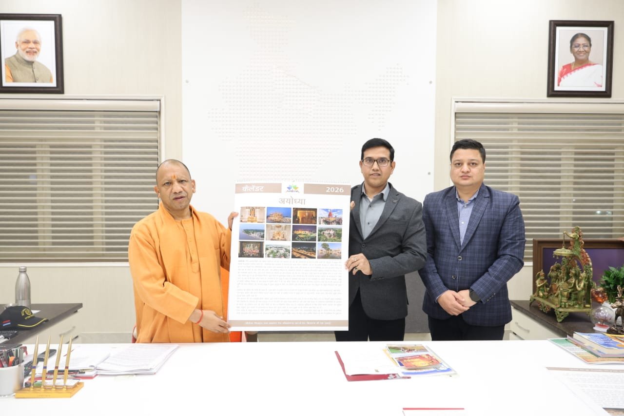 लखनऊ में मुख्यमंत्री योगी आदित्यनाथ ने “अयोध्या कैलेंडर” का अनावरण किया। उन्होंने कहा कि यह कैलेंडर अयोध्या की आध्यात्मिक ऊर्जा, सांस्कृतिक वैभव और ऐतिहासिक गौरव को सशक्त रूप में प्रस्तुत करता है। आकर्षक छायाचित्रों के माध्यम से रामनगरी की दिव्यता और स्थापत्य सौंदर्य जीवंत हो उठा है।