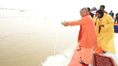 प्रयागराज दौरे पर पहुंचे मुख्यमंत्री योगी आदित्यनाथ ने त्रिवेणी संगम में पावन स्नान किया और मां गंगा की आरती उतारी। उन्होंने संगम नोज पर पूजन-अर्चन कर माघ मेले की सफलता की कामना की। इसके बाद बड़े हनुमान मंदिर पहुंचकर विधिवत दर्शन-पूजन किया।