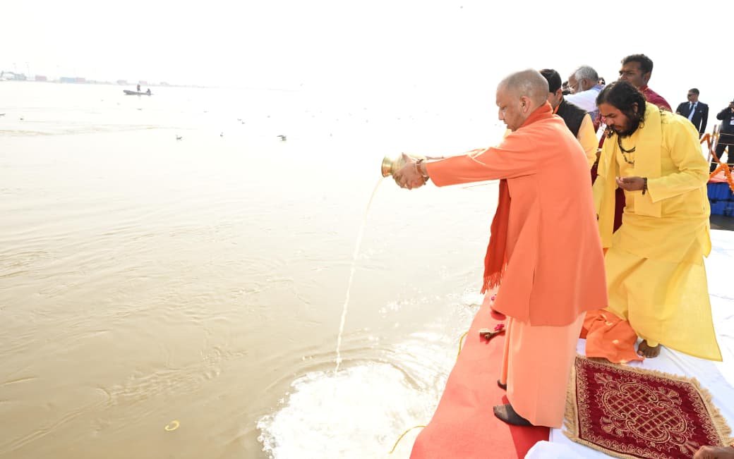 प्रयागराज दौरे पर पहुंचे मुख्यमंत्री योगी आदित्यनाथ ने त्रिवेणी संगम में पावन स्नान किया और मां गंगा की आरती उतारी। उन्होंने संगम नोज पर पूजन-अर्चन कर माघ मेले की सफलता की कामना की। इसके बाद बड़े हनुमान मंदिर पहुंचकर विधिवत दर्शन-पूजन किया।