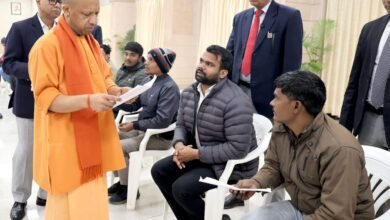 लखनऊ में आयोजित ‘जनता दर्शन’ में योगी आदित्यनाथ ने प्रदेशभर से आए लोगों की समस्याएं सुनीं। मुख्यमंत्री ने अवैध कब्जों पर सख्त रुख अपनाते हुए अधिकारियों को भूमाफिया और दबंगों के खिलाफ कठोर कार्रवाई के निर्देश दिए। उन्होंने कहा कि कानून-व्यवस्था से कोई समझौता नहीं होगा। गंभीर बीमारियों के इलाज हेतु आर्थिक सहायता का भरोसा दिलाया और बच्चों को दुलारते हुए अभिभावकों से ठंड में विशेष देखभाल की अपील की।