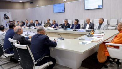 मुख्यमंत्री योगी आदित्यनाथ ने कहा कि इंफ्रास्ट्रक्चर विकास प्रदेश की आवश्यकता है, पर यह पर्यावरण की कीमत पर नहीं हो सकता। इस वर्ष 35 करोड़ पौधरोपण का लक्ष्य तय किया गया है। एनएचएआई की सड़क परियोजनाओं की समीक्षा करते हुए उन्होंने जिलाधिकारियों को साप्ताहिक निगरानी, किसानों से सीधा संवाद और पारदर्शी भूमि अधिग्रहण के निर्देश दिए, ताकि विकास और पर्यावरण में संतुलन बना रहे।