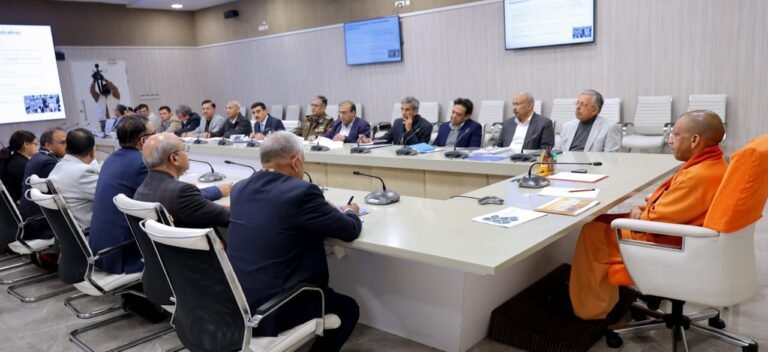 मुख्यमंत्री योगी आदित्यनाथ ने कहा कि इंफ्रास्ट्रक्चर विकास प्रदेश की आवश्यकता है, पर यह पर्यावरण की कीमत पर नहीं हो सकता। इस वर्ष 35 करोड़ पौधरोपण का लक्ष्य तय किया गया है। एनएचएआई की सड़क परियोजनाओं की समीक्षा करते हुए उन्होंने जिलाधिकारियों को साप्ताहिक निगरानी, किसानों से सीधा संवाद और पारदर्शी भूमि अधिग्रहण के निर्देश दिए, ताकि विकास और पर्यावरण में संतुलन बना रहे।