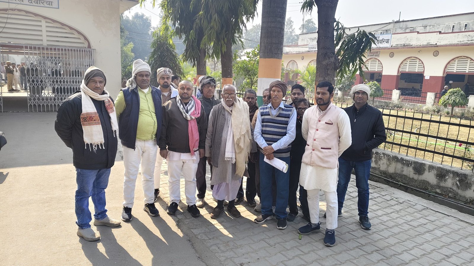 देवरिया के भलुअनी नगर पंचायत वार्ड संख्या–2 गौतम बुद्ध नगर में प्रस्तावित गौशाला निर्माण के खिलाफ वार्डवासियों ने डीएम दिव्या मित्तल को ज्ञापन सौंपा। लोगों ने जलभराव, आवासीय व कृषि भूमि पर प्रभाव और जनस्वास्थ्य से जुड़ी आशंकाएं जताते हुए गौशाला को किसी अन्य सुरक्षित स्थान पर बनाने की मांग की।