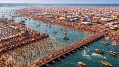 प्रयागराज के संगम तट पर आयोजित माघ मेला के दूसरे स्नान पर्व मकर संक्रांति (15 जनवरी) को लेकर प्रशासन पूरी तरह सतर्क है। पौष पूर्णिमा पर सफल स्नान के बाद अब एक करोड़ से अधिक श्रद्धालुओं के आगमन का अनुमान है। भीड़ नियंत्रण, सुरक्षा, स्वच्छता और सुगम यातायात के लिए 42 अस्थायी पार्किंग, 12,100 फीट घाट, एआई कैमरे, जल पुलिस और पैरामिलिट्री बल की व्यापक तैनाती की गई है।