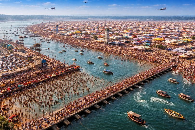 प्रयागराज के संगम तट पर आयोजित माघ मेला के दूसरे स्नान पर्व मकर संक्रांति (15 जनवरी) को लेकर प्रशासन पूरी तरह सतर्क है। पौष पूर्णिमा पर सफल स्नान के बाद अब एक करोड़ से अधिक श्रद्धालुओं के आगमन का अनुमान है। भीड़ नियंत्रण, सुरक्षा, स्वच्छता और सुगम यातायात के लिए 42 अस्थायी पार्किंग, 12,100 फीट घाट, एआई कैमरे, जल पुलिस और पैरामिलिट्री बल की व्यापक तैनाती की गई है।