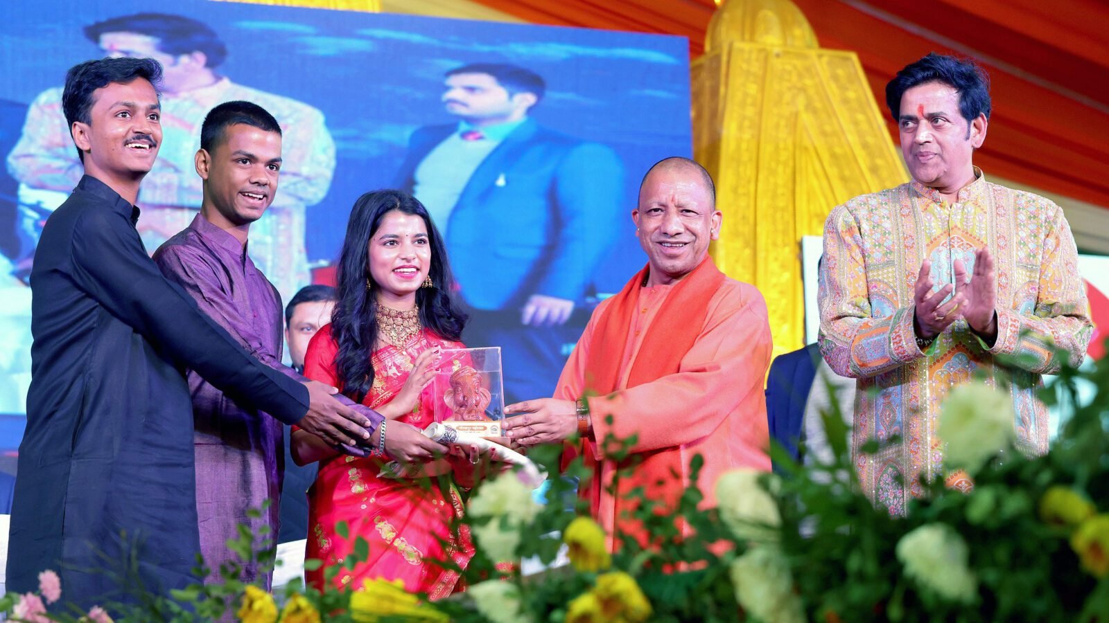 योगी आदित्यनाथ ने गोरखपुर महोत्सव के समापन समारोह में कहा कि उत्तर प्रदेश में केवल संभावनाओं की बात नहीं, बल्कि ठोस इच्छाशक्ति से परिणाम दिए गए हैं। उन्होंने कहा कि प्रदेश आज माफियामुक्त, दंगामुक्त होकर तेज़ विकास की राह पर है। बेहतर कानून-व्यवस्था, इंफ्रास्ट्रक्चर, कनेक्टिविटी और निवेश से गोरखपुर सहित पूर्वी उत्तर प्रदेश में रोजगार, पर्यटन और खुशहाली के नए अवसर सृजित हुए हैं।