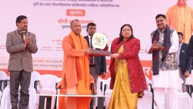 मुख्यमंत्री योगी आदित्यनाथ ने गोरखपुर में पूर्वी क्षेत्र अंतर विश्वविद्यालय महिला बास्केटबॉल प्रतियोगिता के उद्घाटन अवसर पर कहा कि सभी विश्वविद्यालय और महाविद्यालय किसी एक खेल को गोद लेकर उससे जुड़ी प्रतिभाओं को निखारें। उन्होंने कहा कि खेल युवाओं को नशे और विकृतियों से दूर रखकर अनुशासन व खेल भावना विकसित करते हैं। सीएम योगी ने बताया कि उत्तर प्रदेश में खेल इंफ्रास्ट्रक्चर का व्यापक विस्तार हुआ है और 500 से अधिक पदक विजेता खिलाड़ियों को सरकारी नौकरी दी जा चुकी है। खेलों के माध्यम से 2047 तक विकसित भारत का लक्ष्य साकार होगा।