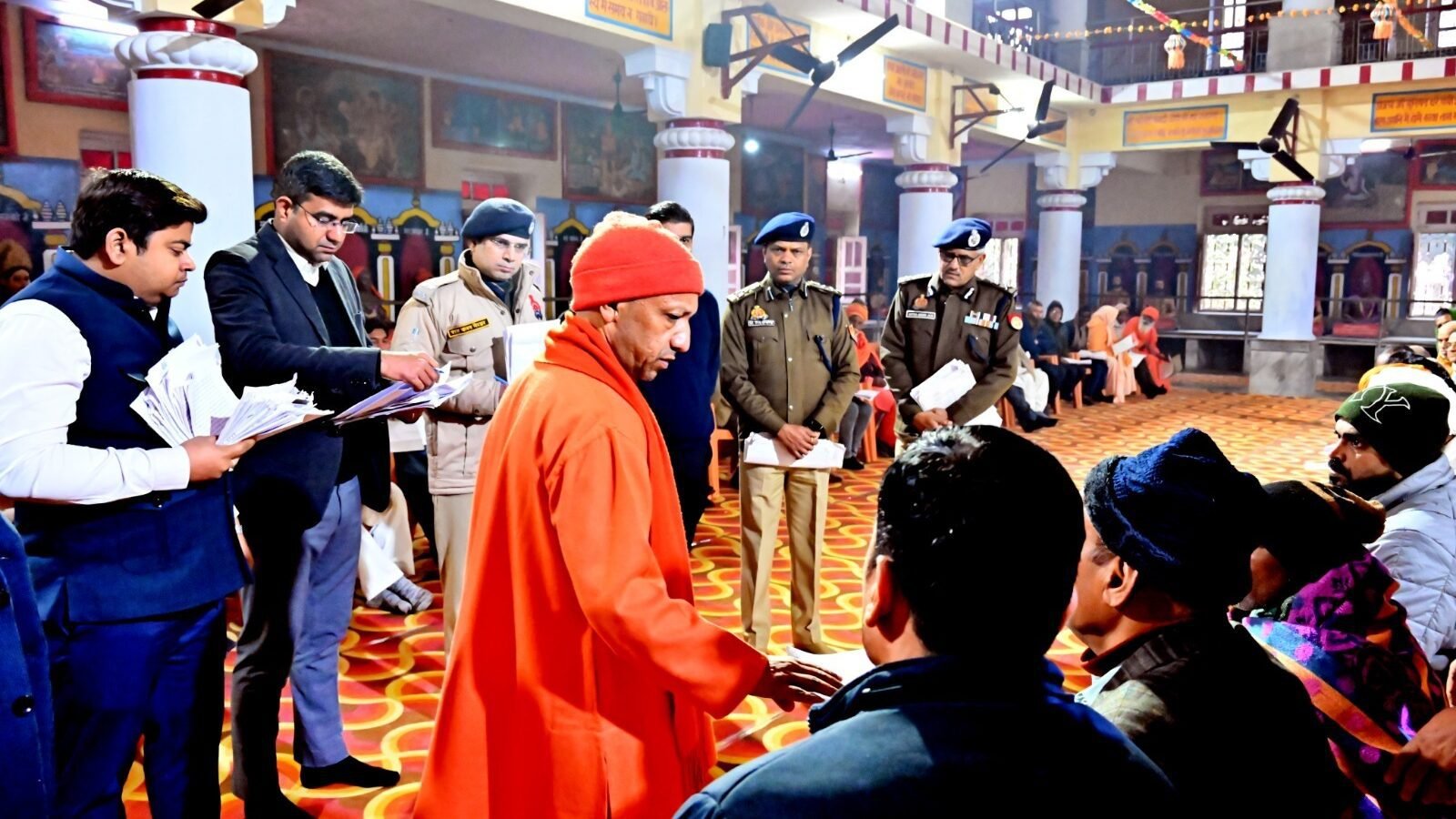 मकर संक्रांति खिचड़ी महापर्व की व्यवस्थाओं के बीच मुख्यमंत्री योगी आदित्यनाथ ने गोरखनाथ मंदिर में जनता दर्शन किया। उन्होंने करीब 200 लोगों की समस्याएं सुनकर त्वरित निस्तारण के निर्देश दिए। भूमि पट्टा आवंटन में रुपये लेने की शिकायतों पर मुख्यमंत्री सख्त दिखे और दोषियों पर कठोर कार्रवाई का आदेश दिया। सीएम योगी ने भरोसा दिलाया कि किसी गरीब का इलाज धन के अभाव में नहीं रुकेगा और जरूरतमंदों को योजनाओं का पूरा लाभ मिलेगा।