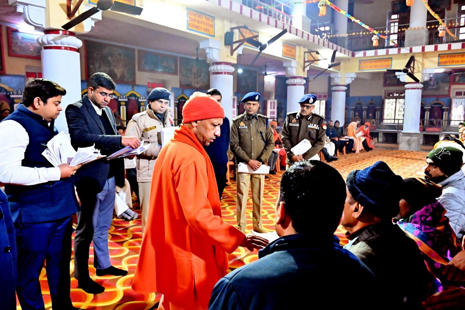 मकर संक्रांति खिचड़ी महापर्व की व्यवस्थाओं के बीच मुख्यमंत्री योगी आदित्यनाथ ने गोरखनाथ मंदिर में जनता दर्शन किया। उन्होंने करीब 200 लोगों की समस्याएं सुनकर त्वरित निस्तारण के निर्देश दिए। भूमि पट्टा आवंटन में रुपये लेने की शिकायतों पर मुख्यमंत्री सख्त दिखे और दोषियों पर कठोर कार्रवाई का आदेश दिया। सीएम योगी ने भरोसा दिलाया कि किसी गरीब का इलाज धन के अभाव में नहीं रुकेगा और जरूरतमंदों को योजनाओं का पूरा लाभ मिलेगा।