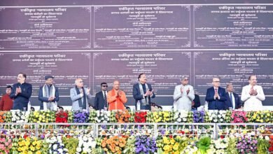 देश के मुख्य न्यायाधीश न्यायमूर्ति सूर्यकांत और मुख्यमंत्री योगी आदित्यनाथ ने चंदौली में छह जिलों के एकीकृत न्यायालय परिसर का शिलान्यास किया। मुख्यमंत्री ने कहा कि लोकतंत्र के सशक्तिकरण के लिए न्यायपालिका का मजबूत होना जरूरी है। इंटीग्रेटेड कोर्ट कॉम्प्लेक्स से आम नागरिकों को सहज न्याय मिलेगा। इस परियोजना में वकीलों के आधुनिक चैंबर, न्यायिक अधिकारियों के आवास, पार्किंग व अन्य सुविधाएं उपलब्ध होंगी।