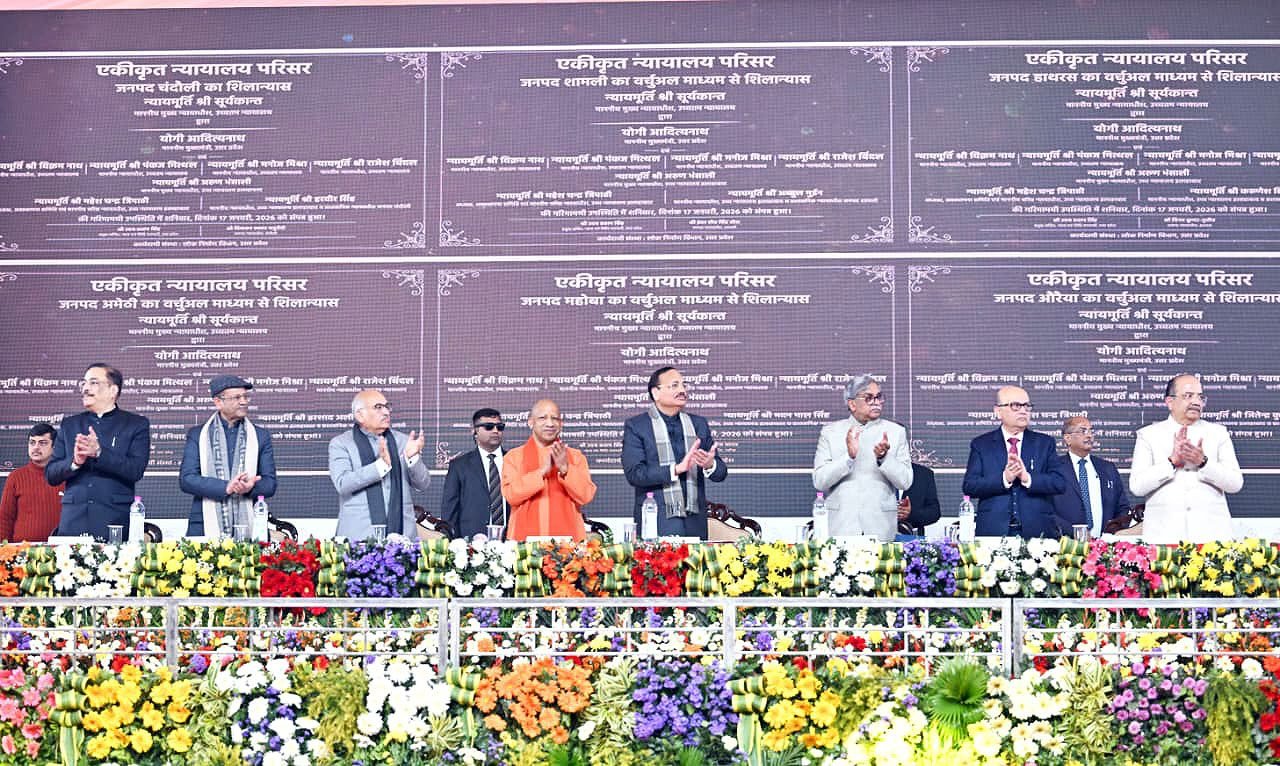 देश के मुख्य न्यायाधीश न्यायमूर्ति सूर्यकांत और मुख्यमंत्री योगी आदित्यनाथ ने चंदौली में छह जिलों के एकीकृत न्यायालय परिसर का शिलान्यास किया। मुख्यमंत्री ने कहा कि लोकतंत्र के सशक्तिकरण के लिए न्यायपालिका का मजबूत होना जरूरी है। इंटीग्रेटेड कोर्ट कॉम्प्लेक्स से आम नागरिकों को सहज न्याय मिलेगा। इस परियोजना में वकीलों के आधुनिक चैंबर, न्यायिक अधिकारियों के आवास, पार्किंग व अन्य सुविधाएं उपलब्ध होंगी।