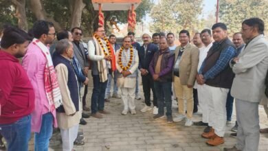 बरहज (देवरिया) में बेचू शाह जी पोखरे पर मध्यदेशीय वैश्य महासभा बरहज कमेटी द्वारा खिचड़ी सहभोज कार्यक्रम आयोजित किया गया। मुख्य अतिथि पूर्व नगर पालिका अध्यक्ष उमाशंकर सिंह उमेश ने बाबा गणिनाथ जी की प्रतिमा पर माल्यार्पण कर कार्यक्रम का शुभारम्भ किया। वक्ताओं ने मकर संक्रांति के महत्व पर प्रकाश डालते हुए खिचड़ी सहभोज को सामाजिक समरसता, प्रेम और भाईचारे को मजबूत करने वाला बताया।