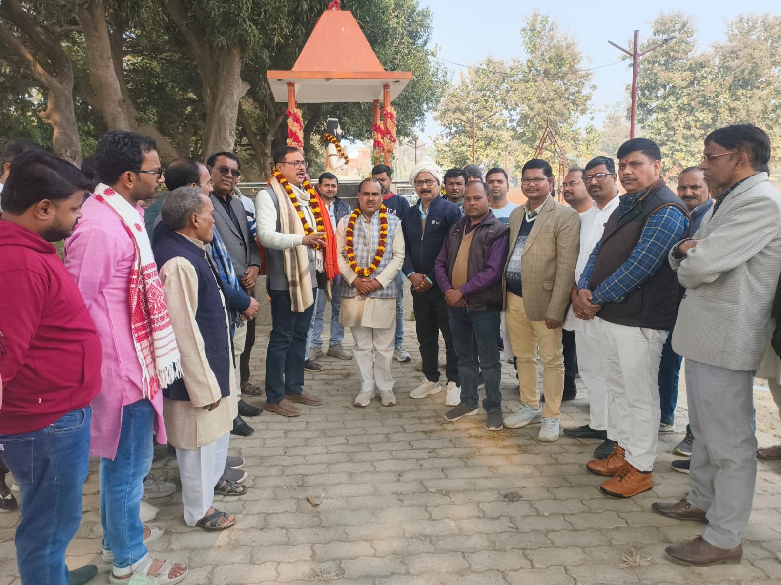 बरहज (देवरिया) में बेचू शाह जी पोखरे पर मध्यदेशीय वैश्य महासभा बरहज कमेटी द्वारा खिचड़ी सहभोज कार्यक्रम आयोजित किया गया। मुख्य अतिथि पूर्व नगर पालिका अध्यक्ष उमाशंकर सिंह उमेश ने बाबा गणिनाथ जी की प्रतिमा पर माल्यार्पण कर कार्यक्रम का शुभारम्भ किया। वक्ताओं ने मकर संक्रांति के महत्व पर प्रकाश डालते हुए खिचड़ी सहभोज को सामाजिक समरसता, प्रेम और भाईचारे को मजबूत करने वाला बताया।