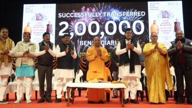 लखनऊ में प्रधानमंत्री आवास योजना (शहरी) 2.0 के तहत मुख्यमंत्री योगी आदित्यनाथ ने 2 लाख 9 हजार 421 लाभार्थियों के खातों में पहली किस्त की धनराशि अंतरित की। इंदिरा गांधी प्रतिष्ठान में आयोजित कार्यक्रम को ऐतिहासिक बताते हुए सीएम ने पारदर्शी क्रियान्वयन के निर्देश दिए। उन्होंने कहा कि प्रत्येक लाभार्थी को कुल 2.5 लाख रुपये की सहायता मिलेगी। आवास के साथ शौचालय, बिजली, गैस और आयुष्मान कार्ड जैसी सुविधाएं आत्मनिर्भरता को बढ़ावा दे रही हैं। मुख्यमंत्री ने लाभार्थियों से प्रधानमंत्री को धन्यवाद पत्र लिखने का आग्रह किया।