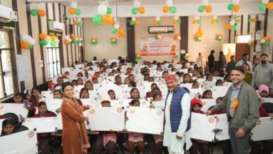 डबल इंजन सरकार के ‘बेटी बचाओ–बेटी पढ़ाओ’ विजन को साकार करने के लिए लखीमपुर खीरी प्रशासन ने ‘डीएम खीरी की पाठशाला’ की शुरुआत की। जिलाधिकारी दुर्गा शक्ति नागपाल ने जनप्रतिनिधियों के साथ 9,000 छात्राओं को ‘विद्यादायिनी पोटली’ वितरित की। 19.80 लाख रुपये की लागत से तैयार इन पोटलियों से बेटियां घर पर भी पढ़ाई कर सकेंगी। यह पहल शिक्षा के जरिए बेटियों को आत्मनिर्भर बनाने की दिशा में महत्वपूर्ण कदम है।