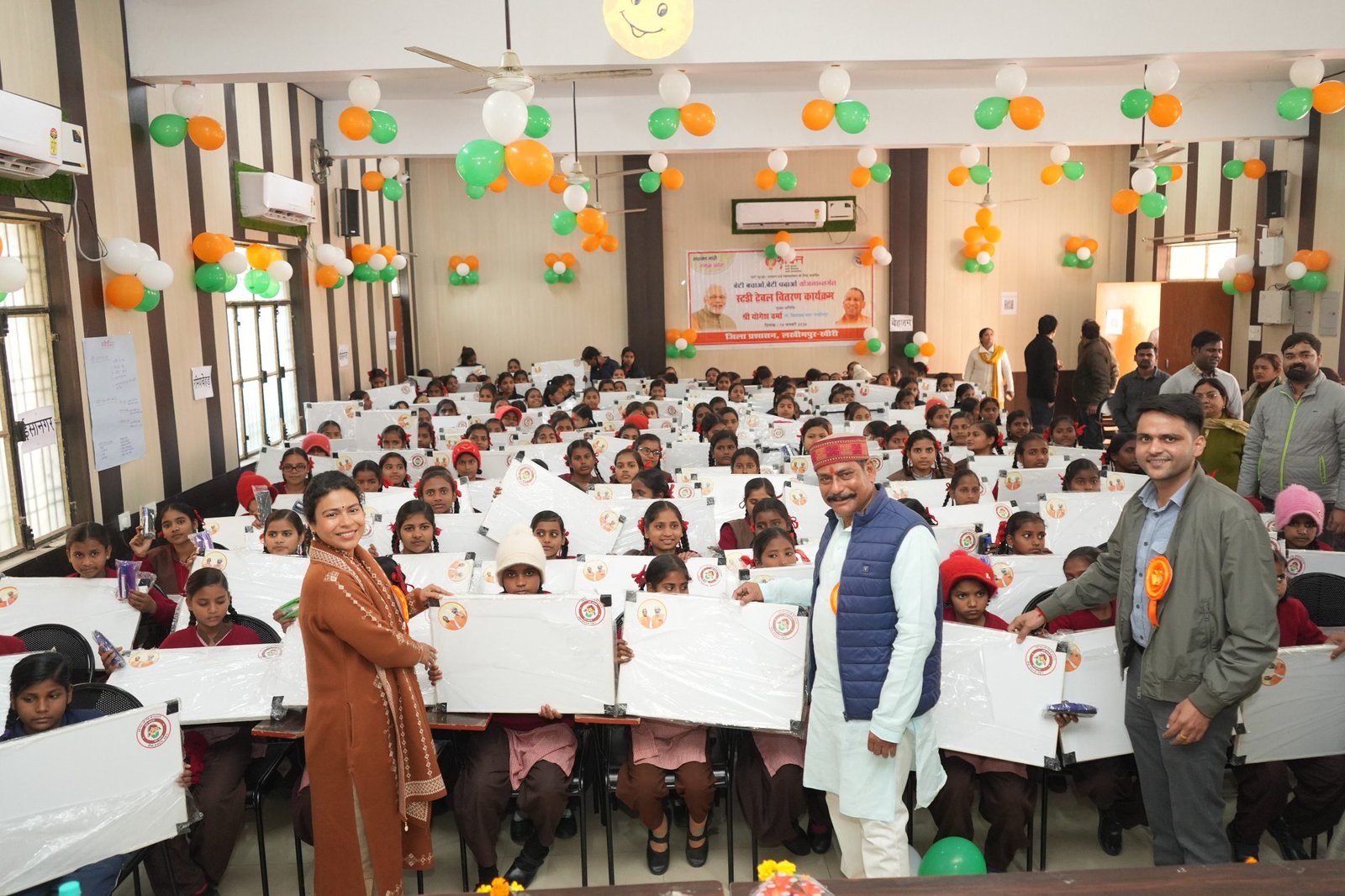 डबल इंजन सरकार के ‘बेटी बचाओ–बेटी पढ़ाओ’ विजन को साकार करने के लिए लखीमपुर खीरी प्रशासन ने ‘डीएम खीरी की पाठशाला’ की शुरुआत की। जिलाधिकारी दुर्गा शक्ति नागपाल ने जनप्रतिनिधियों के साथ 9,000 छात्राओं को ‘विद्यादायिनी पोटली’ वितरित की। 19.80 लाख रुपये की लागत से तैयार इन पोटलियों से बेटियां घर पर भी पढ़ाई कर सकेंगी। यह पहल शिक्षा के जरिए बेटियों को आत्मनिर्भर बनाने की दिशा में महत्वपूर्ण कदम है।