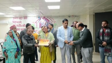 प्रधानमंत्री आवास योजना (शहरी) के तहत देवरिया जिले के शहरी गरीबों को बड़ी राहत मिली है। मुख्यमंत्री योगी आदित्यनाथ ने लखनऊ से वर्चुअल माध्यम से जिले के 4,142 लाभार्थियों को पहली किस्त के रूप में 1-1 लाख रुपये हस्तांतरित किए। नगर पंचायत भलुअनी के 1,171 लाभार्थियों के खातों में राशि पहुंचते ही खुशी की लहर दौड़ गई। योजना के तहत पात्र लाभार्थियों को कुल 2.5 लाख रुपये तीन किस्तों में दिए जाएंगे।