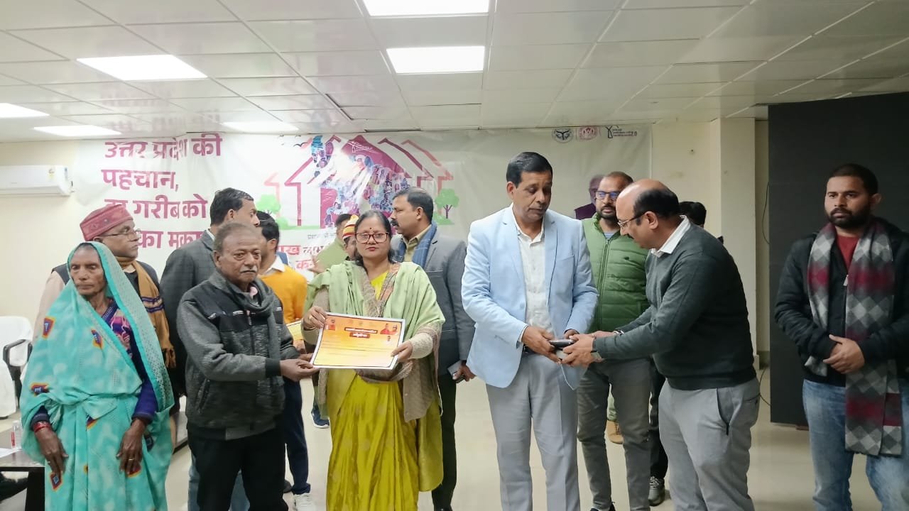 प्रधानमंत्री आवास योजना (शहरी) के तहत देवरिया जिले के शहरी गरीबों को बड़ी राहत मिली है। मुख्यमंत्री योगी आदित्यनाथ ने लखनऊ से वर्चुअल माध्यम से जिले के 4,142 लाभार्थियों को पहली किस्त के रूप में 1-1 लाख रुपये हस्तांतरित किए। नगर पंचायत भलुअनी के 1,171 लाभार्थियों के खातों में राशि पहुंचते ही खुशी की लहर दौड़ गई। योजना के तहत पात्र लाभार्थियों को कुल 2.5 लाख रुपये तीन किस्तों में दिए जाएंगे।