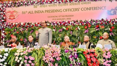 लखनऊ के ऐतिहासिक विधानसभा परिसर में 86वें अखिल भारतीय पीठासीन अधिकारी सम्मेलन का गरिमामय शुभारंभ हुआ। लोकसभा अध्यक्ष ओम बिरला ने कहा कि 2026 में देश की सभी विधानसभाएं पेपरलेस हो चुकी हैं, जिससे पारदर्शिता बढ़ी है। मुख्यमंत्री योगी आदित्यनाथ के नेतृत्व में बदली प्रदेश की छवि पर भी चर्चा हुई। तीन दिवसीय सम्मेलन में लोकतंत्र, तकनीक और जवाबदेही पर मंथन होगा।