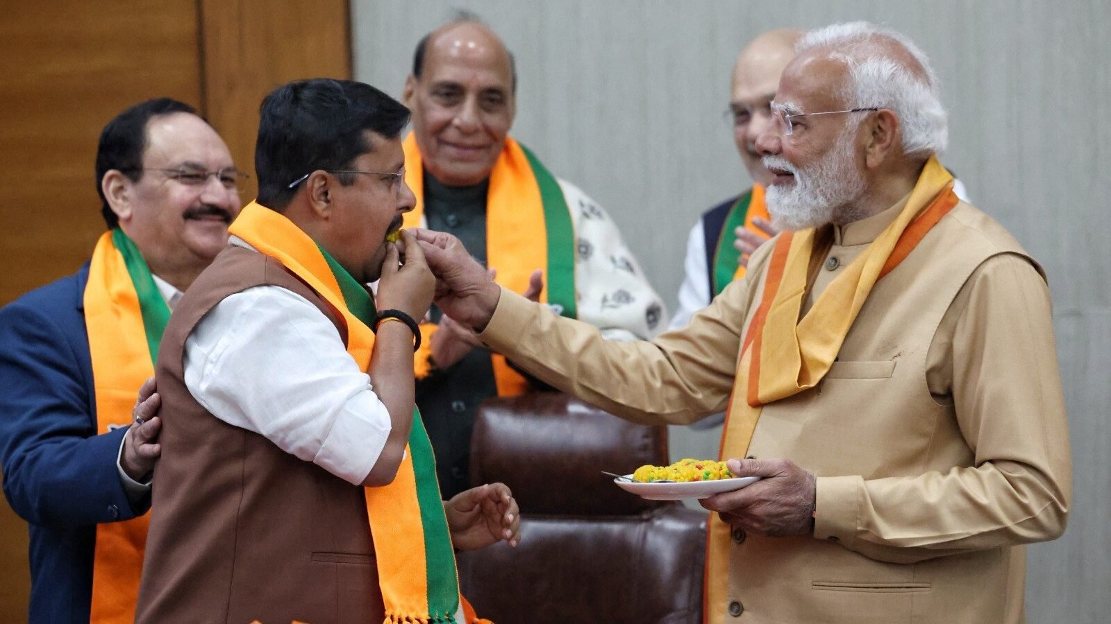 प्रधानमंत्री नरेन्द्र मोदी ने भाजपा को एक परिवार बताते हुए कहा कि पार्टी में नेतृत्व बदलता है, लेकिन दिशा और आदर्श नहीं बदलते। भाजपा मुख्यालय में नवनिर्वाचित अध्यक्ष नितिन नबीन को बधाई देते हुए उन्होंने कहा कि भाजपा का कार्यकर्ता होना उनके जीवन का सबसे बड़ा गर्व है। पीएम मोदी ने संगठन पर्व को भाजपा की लोकतांत्रिक परंपरा का प्रतीक बताते हुए 2047 तक विकसित भारत के संकल्प को दोहराया।