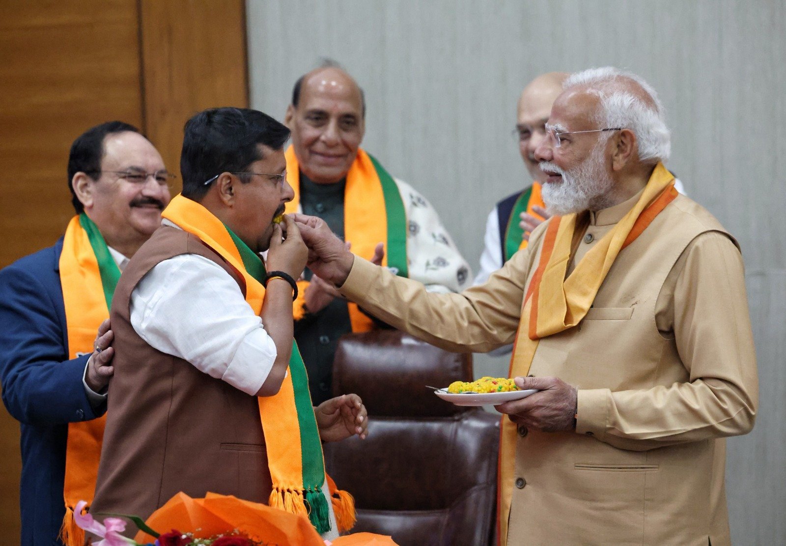 प्रधानमंत्री नरेन्द्र मोदी ने भाजपा को एक परिवार बताते हुए कहा कि पार्टी में नेतृत्व बदलता है, लेकिन दिशा और आदर्श नहीं बदलते। भाजपा मुख्यालय में नवनिर्वाचित अध्यक्ष नितिन नबीन को बधाई देते हुए उन्होंने कहा कि भाजपा का कार्यकर्ता होना उनके जीवन का सबसे बड़ा गर्व है। पीएम मोदी ने संगठन पर्व को भाजपा की लोकतांत्रिक परंपरा का प्रतीक बताते हुए 2047 तक विकसित भारत के संकल्प को दोहराया।