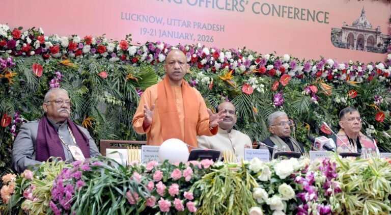 लखनऊ में 86वें अखिल भारतीय पीठासीन अधिकारी सम्मेलन के समापन पर मुख्यमंत्री योगी आदित्यनाथ ने विधायिका को लोकतंत्र की आधारशिला बताया। उन्होंने संसद और विधानसभाओं की भूमिका, तकनीक आधारित सदन संचालन, वर्ष में 30 बैठकों के प्रस्ताव और ‘विकसित भारत-विकसित उत्तर प्रदेश’ विज़न पर विस्तार से चर्चा की। सीएम ने कहा कि संवाद, सहभागिता और जन-आकांक्षाओं से जुड़ी विधायिका ही मजबूत लोकतंत्र की पहचान है।