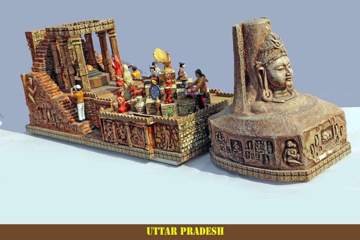 गणतंत्र दिवस पर कर्तव्य पथ पर प्रस्तुत उत्तर प्रदेश की झांकी इस वर्ष बुंदेलखंड की समृद्ध सांस्कृतिक विरासत और आधुनिक विकास यात्रा को दर्शा रही है। झांकी में कालिंजर दुर्ग, नीलकंठ महादेव मंदिर, बुंदेली लोकनृत्य और ओडीओपी उत्पादों के साथ ब्रह्मोस मिसाइल, एक्सप्रेसवे और औद्योगिक प्रगति की झलक दिखाई गई है। यह प्रस्तुति योगी सरकार के नेतृत्व में विरासत संरक्षण और तेज़ विकास के संतुलन को दर्शाती है।