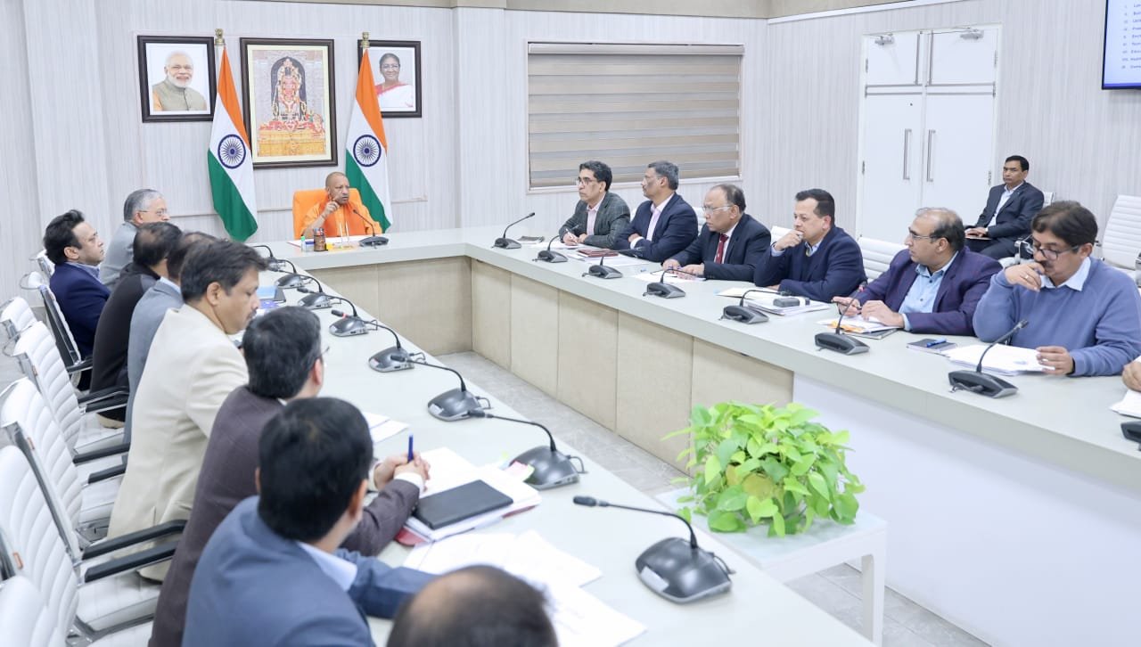 मुख्यमंत्री योगी आदित्यनाथ के नेतृत्व में उत्तर प्रदेश में कम्प्लायंस रिडक्शन और डी-रेगुलेशन फेज-II के तहत बड़े प्रशासनिक सुधार लागू किए जा रहे हैं। भूमि उपयोग, भवन निर्माण, बिजली कनेक्शन, पर्यावरण और विभिन्न विभागीय अनुमतियों की प्रक्रियाएं सरल और डिजिटल बनाई जा रही हैं। इन सुधारों से आम नागरिकों और उद्यमियों को अनावश्यक निरीक्षणों और देरी से राहत मिलेगी तथा यूपी को ईज ऑफ लिविंग और ईज ऑफ डूइंग बिजनेस में अग्रणी राज्य बनाने की दिशा में महत्वपूर्ण कदम होगा।