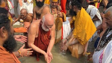 प्रयागराज माघ मेला 2026 में बसंत पंचमी स्नान पर्व ऐतिहासिक रहा। त्रिवेणी संगम में 3.56 करोड़ से अधिक श्रद्धालुओं ने पुण्य स्नान कर नया रिकॉर्ड बनाया। प्रशासन की सुदृढ़ व्यवस्था से श्रद्धालुओं को बड़ी सुविधा मिली। प्रमुख संतों व शंकराचार्य सहित अनेक धर्माचार्यों ने भी संगम में स्नान किया। मुख्यमंत्री योगी आदित्यनाथ ने श्रद्धालुओं को बधाई देते हुए इसे आस्था और श्रद्धा का महापर्व बताया।