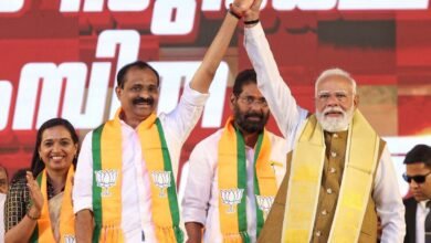 प्रधानमंत्री नरेंद्र मोदी ने तिरुवनंतपुरम में विशाल जनसभा को संबोधित करते हुए कहा कि केरल एक निर्णायक राजनीतिक बदलाव की ओर बढ़ रहा है। उन्होंने दावा किया कि भाजपा के नेतृत्व वाला एनडीए राज्य में वैकल्पिक और विकासोन्मुख शासन मॉडल पेश करने के लिए तैयार है। पीएम मोदी ने वाम और कांग्रेस गठबंधनों पर निशाना साधते हुए भ्रष्टाचार, कुशासन और अवसरों की कमी का आरोप लगाया और जनता से बदलाव का आह्वान किया।