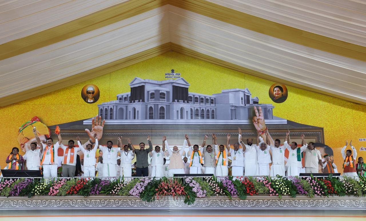 चेन्नई के निकट आयोजित विशाल जनसभा में प्रधानमंत्री नरेंद्र मोदी की मौजूदगी में राजग के सहयोगी दलों ने द्रमुक सरकार पर वंशवादी और भ्रष्ट शासन के गंभीर आरोप लगाए। अन्नाद्रमुक, भाजपा, पीएमके और एएमएमके नेताओं ने दावा किया कि आगामी विधानसभा चुनावों में द्रमुक को सत्ता से बेदखल किया जाएगा। राजग नेताओं ने तमिलनाडु में सत्ता परिवर्तन का भरोसा जताते हुए भारी बहुमत से जीत का दावा किया।